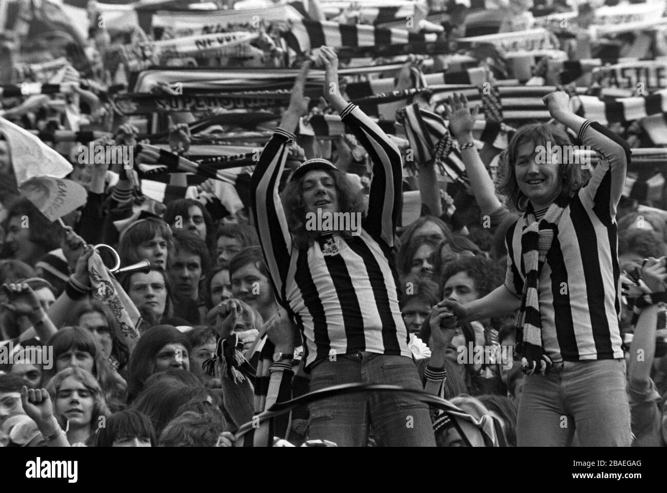 Les fans de Newcastle United se cachent derrière leur équipe Banque D'Images