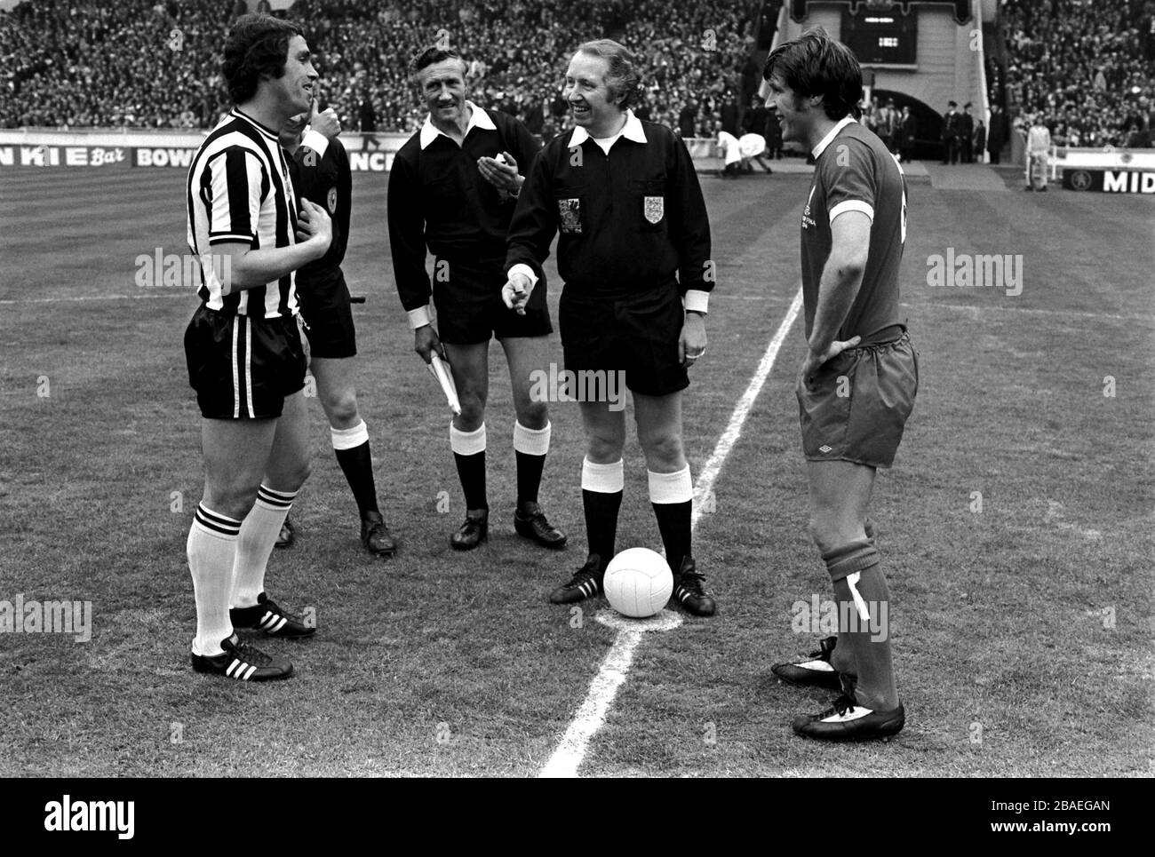 Le capitaine de Newcastle United Bobby Moncur (l) et le capitaine de Liverpool Emlyn Hughes (r) rigolent avec l'arbitre Gordon Kew (c) à la pièce de monnaie Banque D'Images