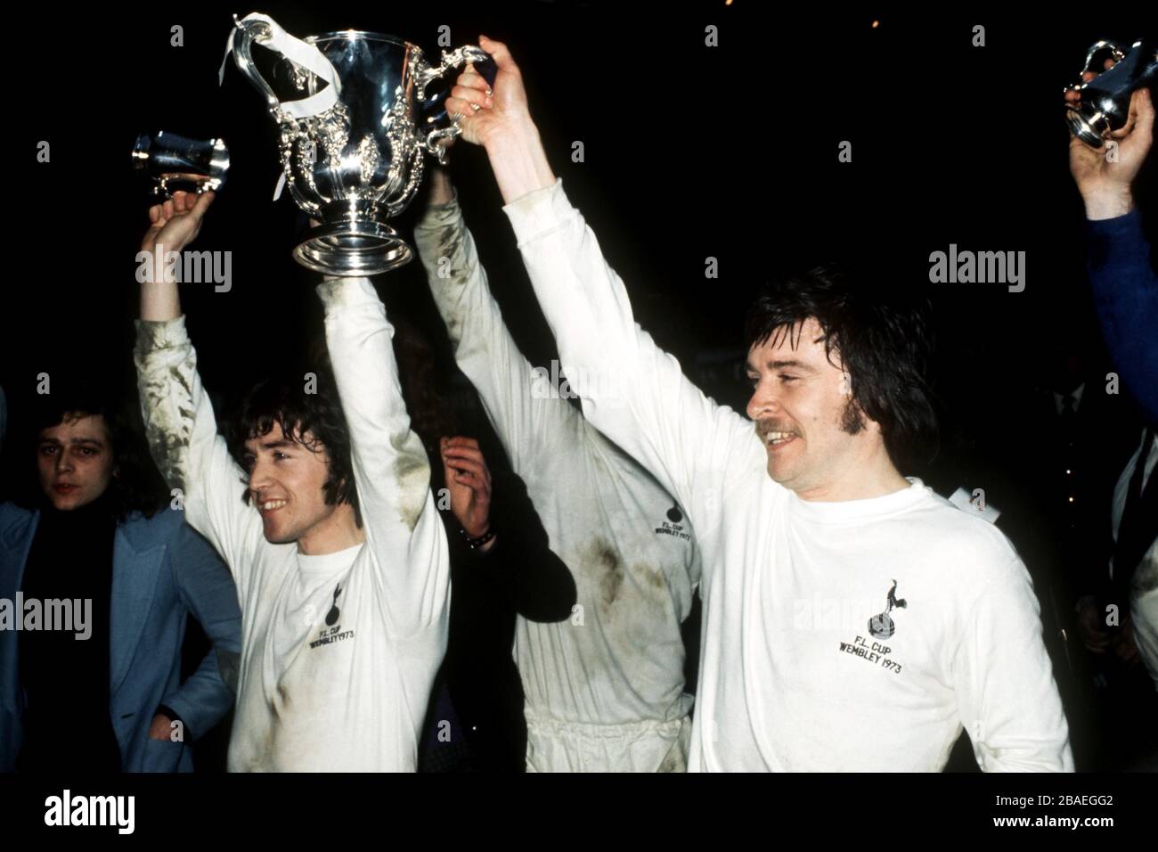 Joe Kinnear (l) et Cyril Knowles (r) de Tottenham Hotspur célèbrent avec la coupe de la Ligue Banque D'Images