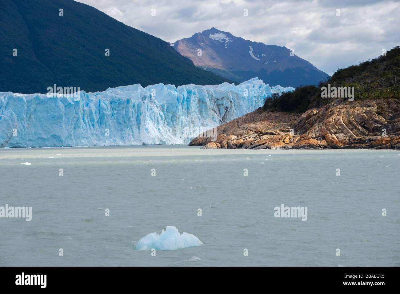 Glacier gris dans le lac gris dans le champ de glace du sud de la patagonie, au chili Banque D'Images
