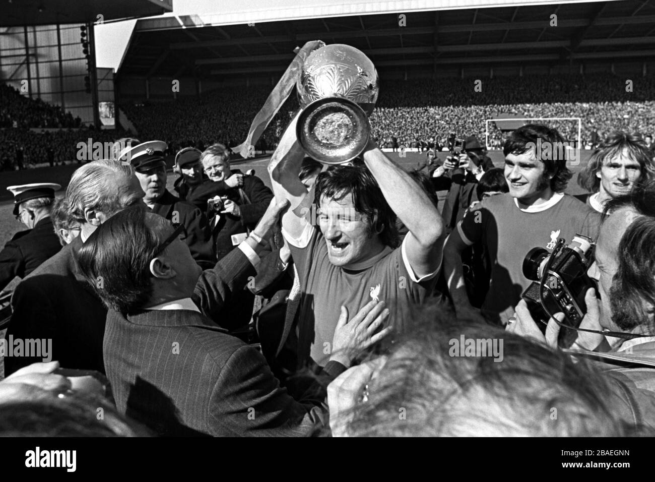 (L-R) Bob Paisley, le directeur adjoint de Liverpool, tente de persuader Tommy Smith de remettre le trophée du championnat de Ligue, suivi par Larry Lloyd et Phil Thompson Banque D'Images