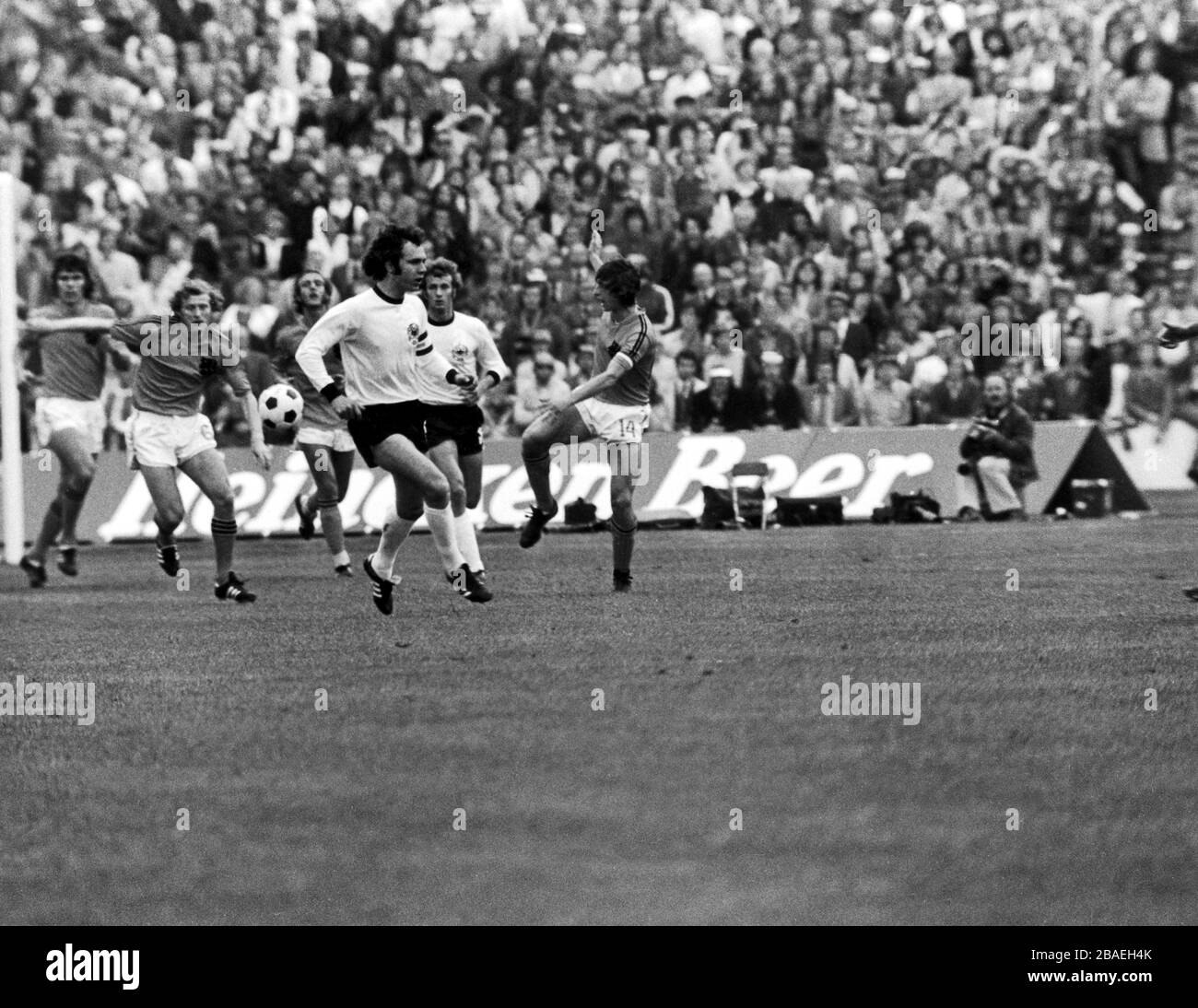Johan Cruyff (r) de Hollande joue le ballon après Franz Beckenbauer (c) de l'Allemagne de l'Ouest Banque D'Images