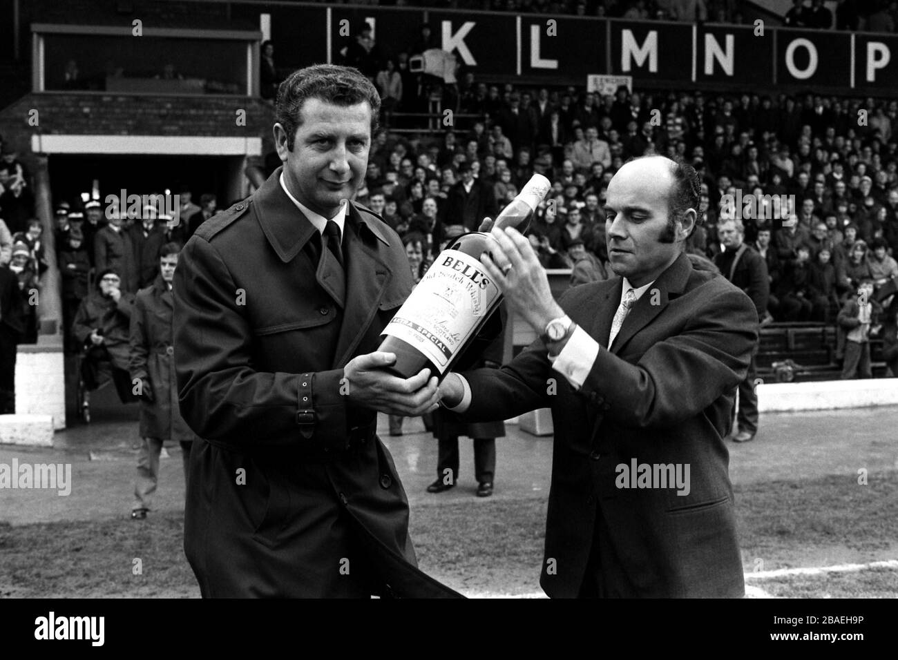 Freddie Goodwin (l), responsable de Birmingham City, est remise du prix du deuxième directeur de division du mois de mars 1972 Banque D'Images