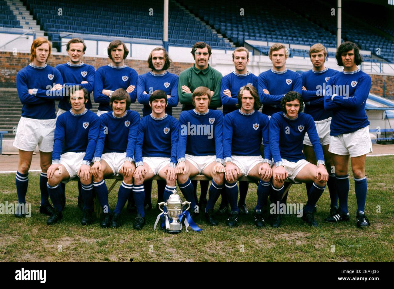 Groupe de l'équipe de Leicester City avec le trophée du championnat de deuxième division. ALL L-R, BACK ROW: Steve Whitworth, Mike Stringfellow, Malcolm Partridge, Rodney Fern, Peter Shilton, Alan Woollett, John Sjoberg, Graham Cross, Malcolm Manley. PREMIÈRE RANGÉE : Bobby Kellard, John Farrington, Willie Carlin, David Nish, Len Glover, Alistair Brown. Banque D'Images