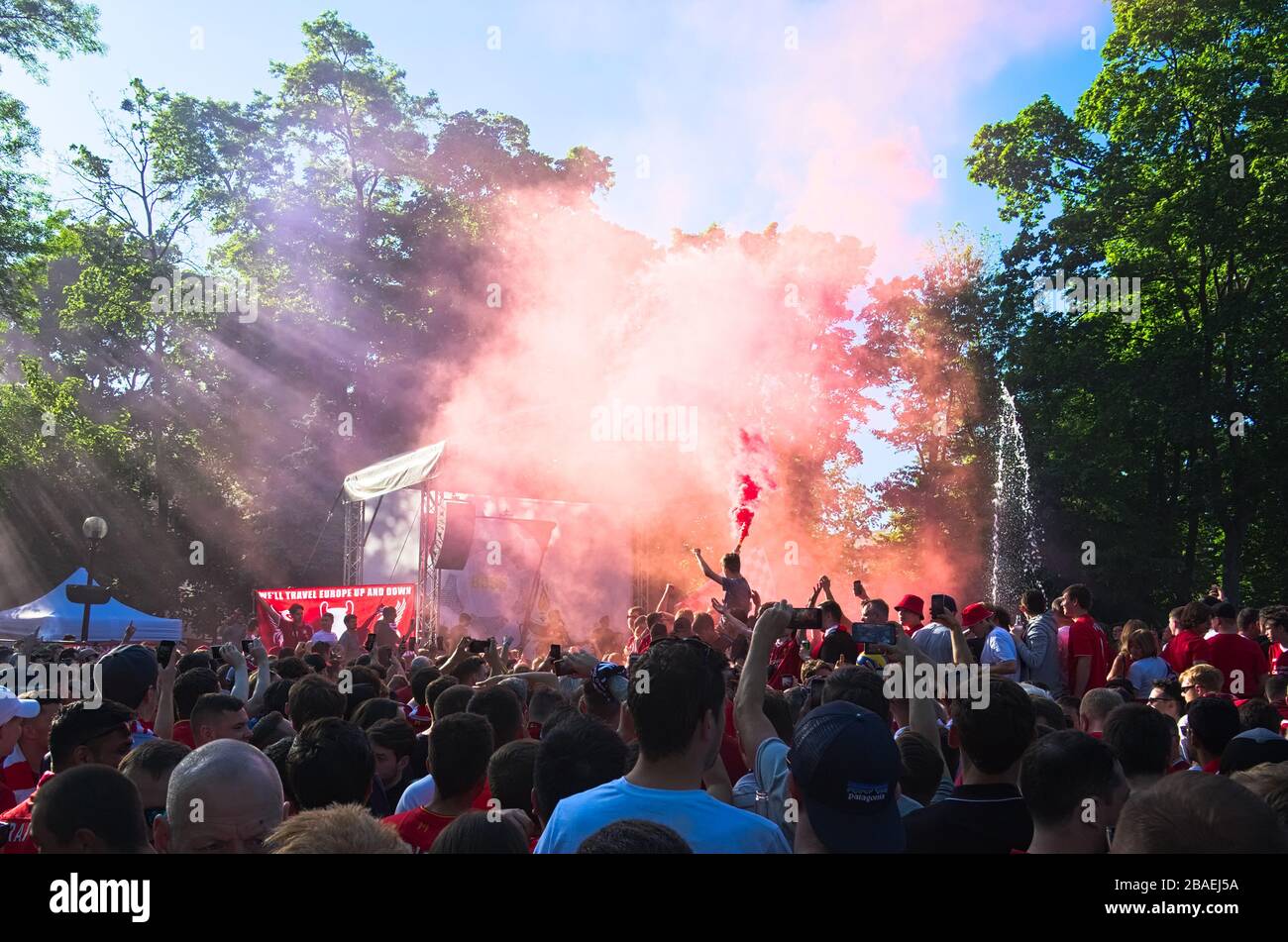 Kiev, Ukraine - Mai 2018: Liverpool ont des feux de joie et de feu brûlants dans la zone de fans au parc de Taras Shevchenko dans le centre-ville de Kiev avant la Ligue des Champions de l'UEFA Banque D'Images