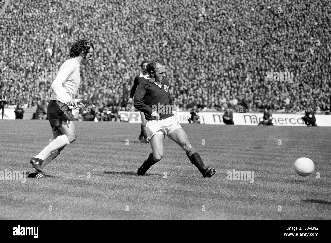 Argie Gemmill (r), de l'Ecosse, jette le ballon, regardé par Peter Story (l) de l'Angleterre Banque D'Images