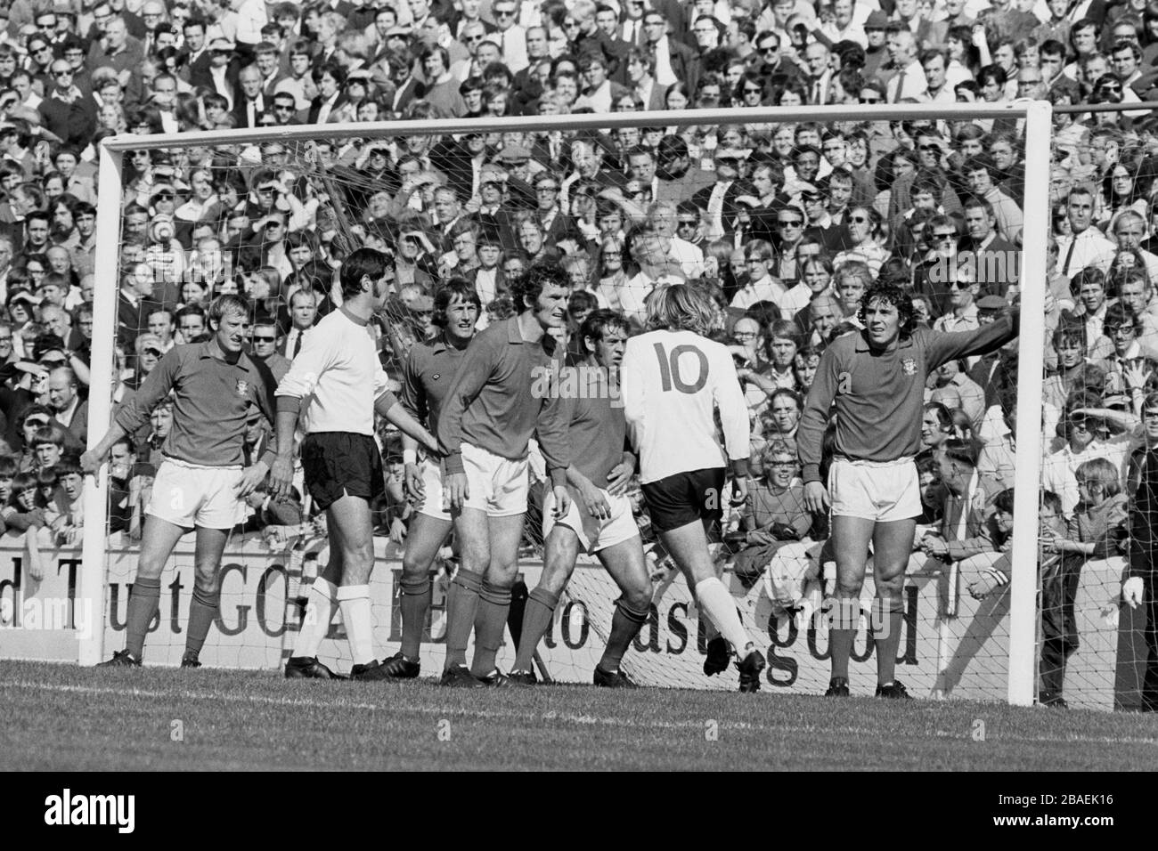 Nottingham Forest (l-R) John Winfield, ?, Neil Martin, Doug Fraser, Peter Hindley. Sur la photo pour Sheffield United (l) est Eddie Colquhoun Banque D'Images