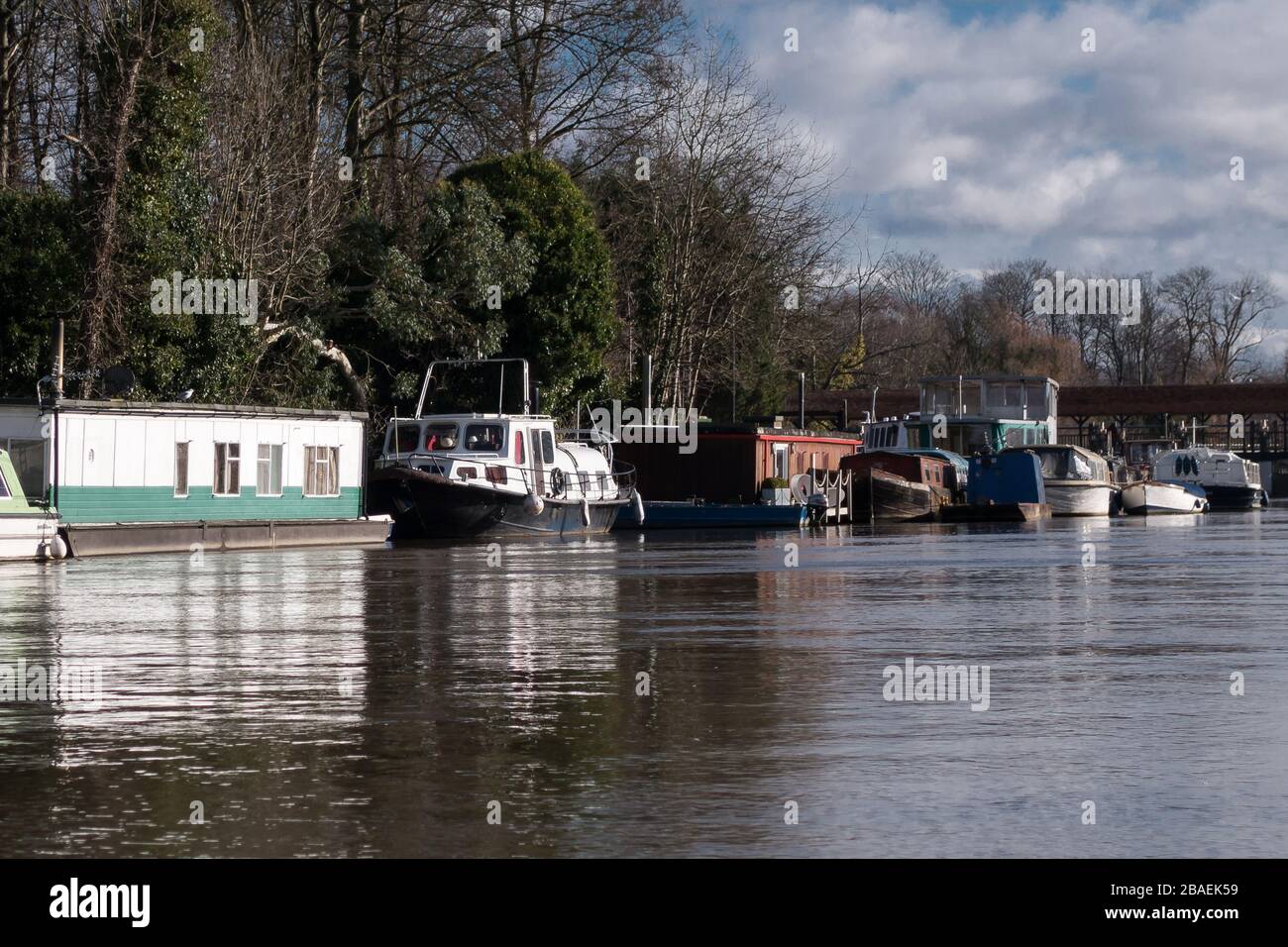 Péniche, bateaux de canal et métiers d'agrément amarrés sur la Tamise près de Molesey Lock à Hampton court au Royaume-Uni Banque D'Images