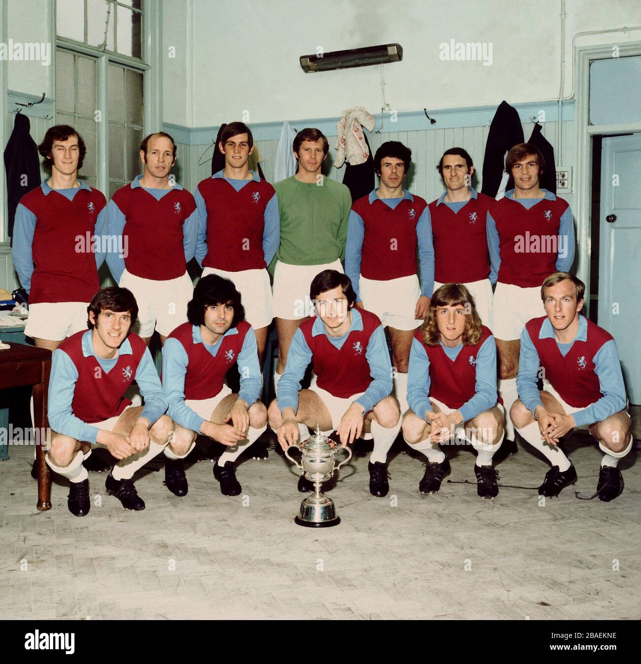 l-r (rangée arrière) Fred Turnbull, Andy Lochead, Chris Nichols, Jim Cumbes, Charlie Aitken, Geoff Vowden, Ian Ross. l-r (première rangée) Michael Wright, Willie Anderson, Bruce Rioch, Ian Hamilton, Ray Graydon. Champions Aston Villa avec le trophée Banque D'Images