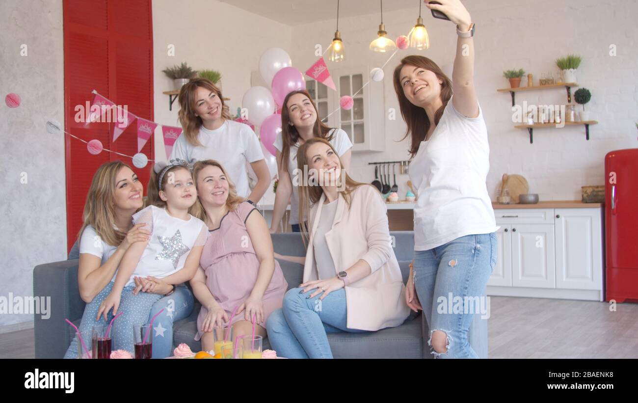 Les femmes prenant la photo de groupe à la fête de douche de bébé Banque D'Images