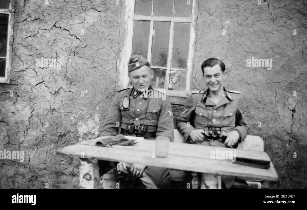 Seconde Guerre mondiale / WWII photo historique sur l'invasion allemande - Waffen SS troopers en URSS (Ukraina) - 1942 Morosowo village Battalionskommander 9 co Banque D'Images
