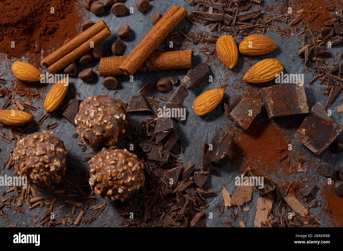 Truffes faites maison au chocolat noir et aux amandes entourées de morceaux de chocolat et de poudre de cacao Banque D'Images