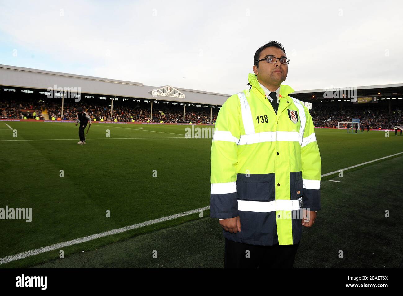 Les stewards Fulham aident les fans du stade le jour du match Banque D'Images