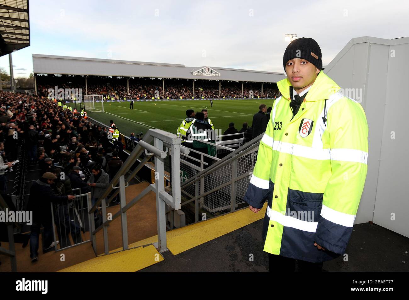 Les stewards Fulham aident les fans du stade le jour du match Banque D'Images