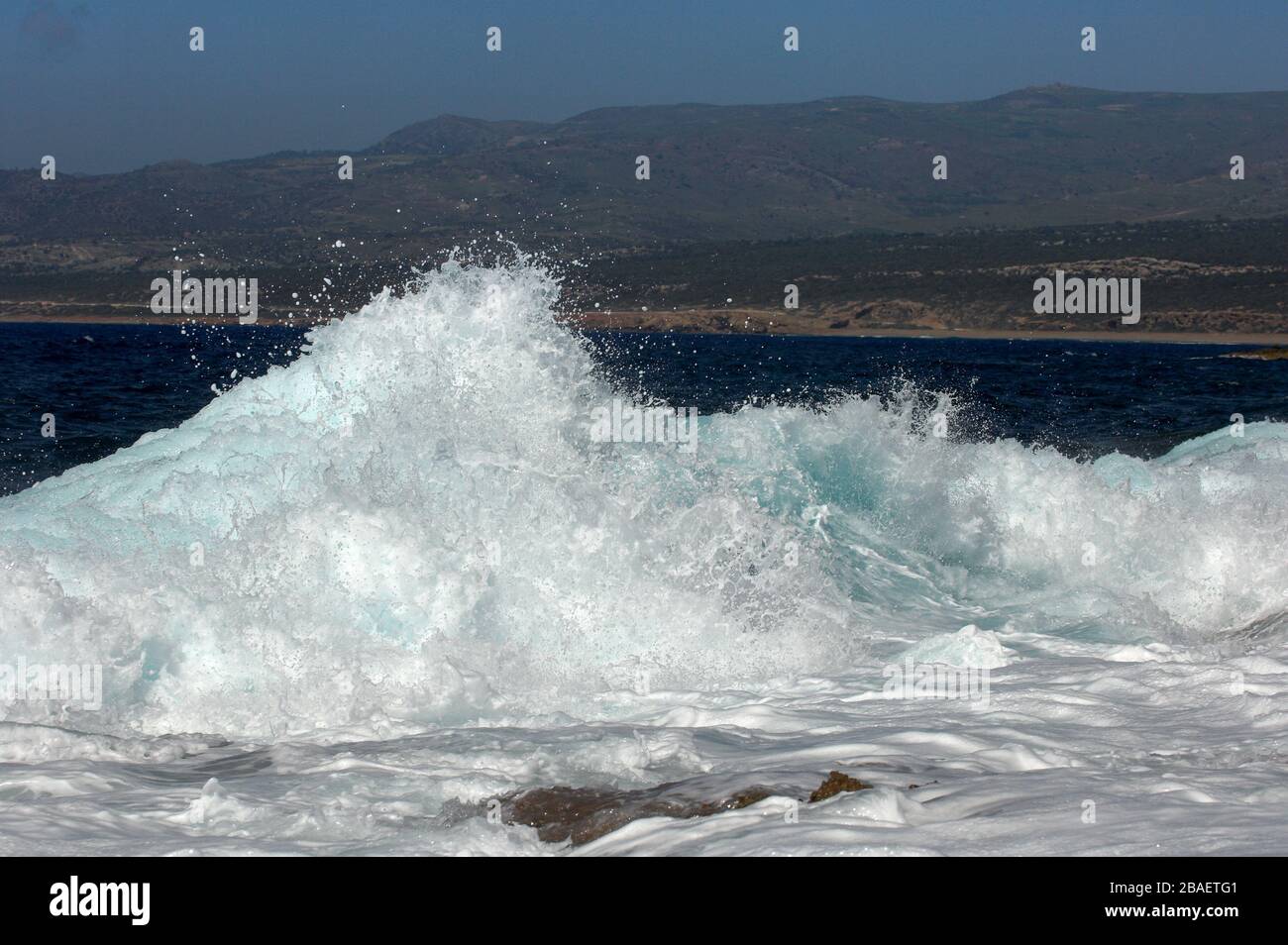 Vagues qui s'écrasent sur une plage à Chypre, en Europe. Banque D'Images