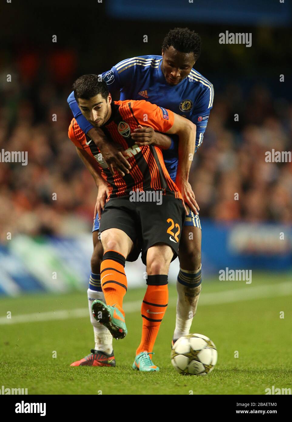 Shakhtar Donetsk's Henrikh Mkhitaryan (avant) et Chelsea's Mikel bataille pour le ballon Banque D'Images