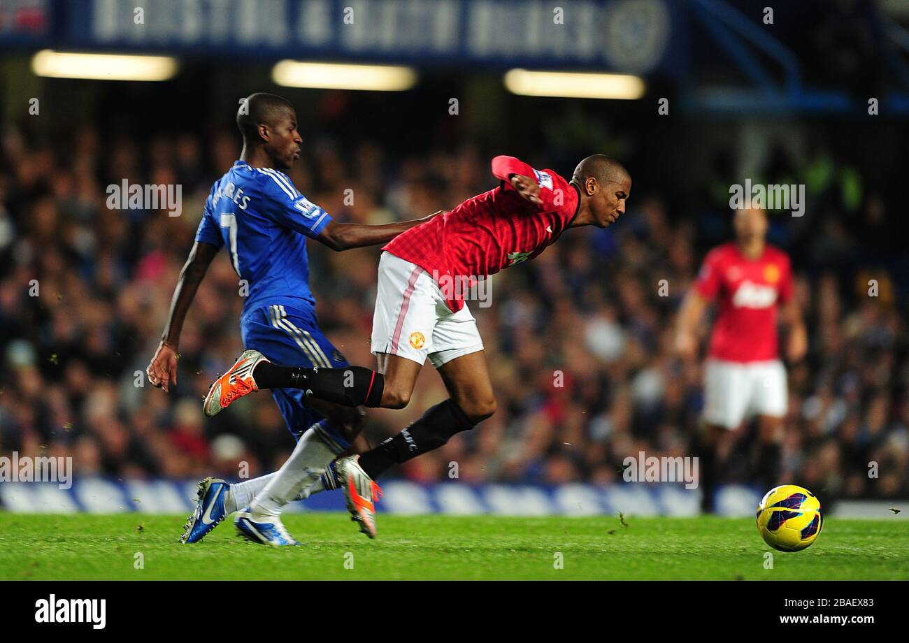 Ashley Young (à droite) et Nascimento Ramires (à gauche) de Manchester United affrontent le ballon Banque D'Images