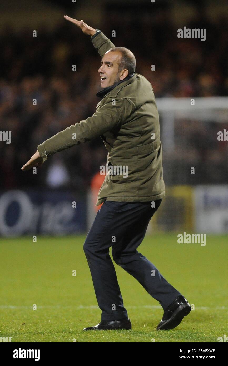 Paolo Di Canio, directeur de la ville de Swindon, taunts les fans de Aston Villa à la fin du match Banque D'Images