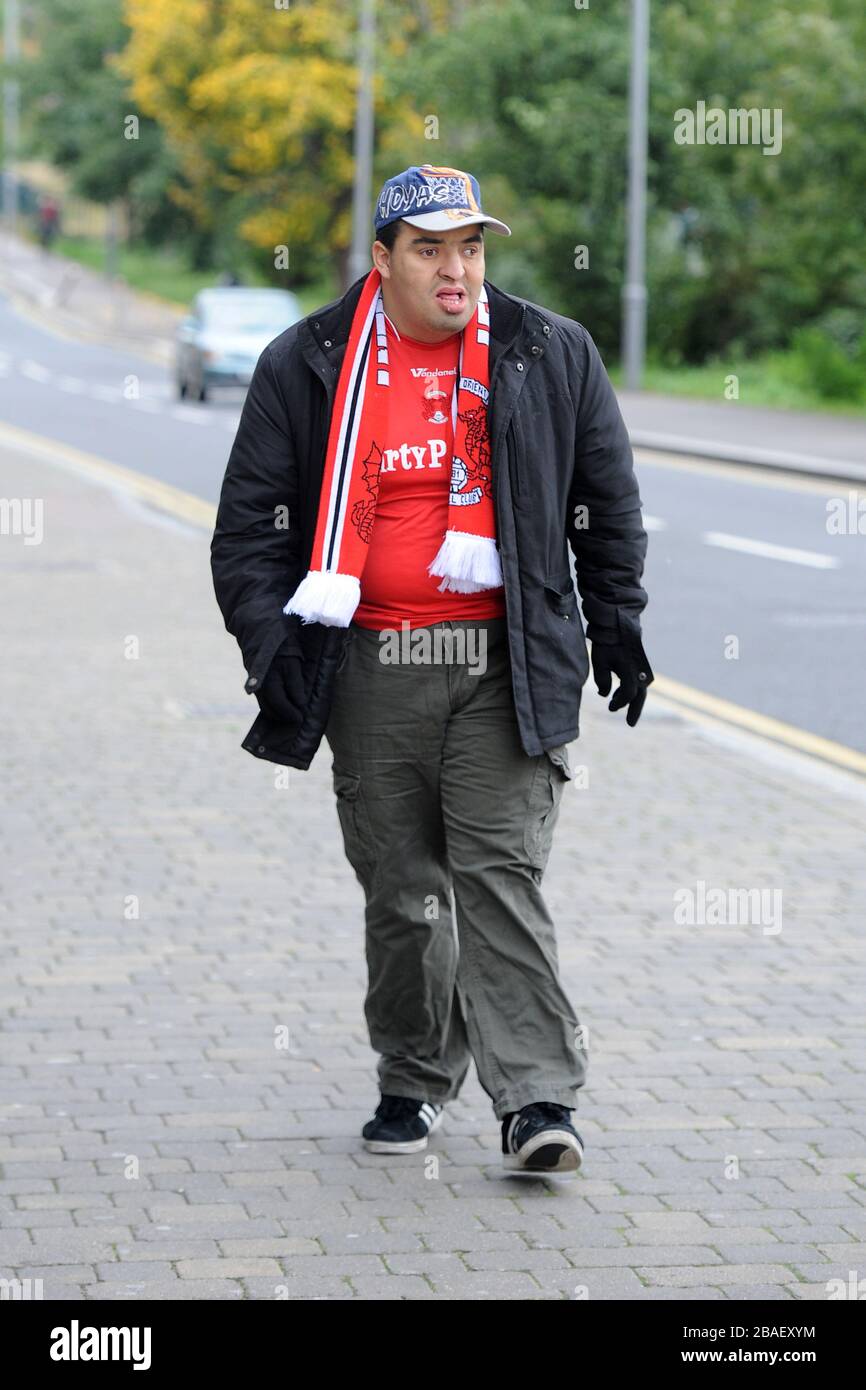 Un fan de Leyton Orient sur son chemin vers Brisbane Road Banque D'Images