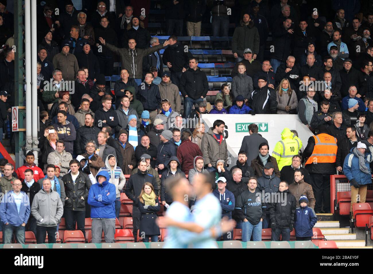 Les fans de Coventry City dans les stands de Brisbane Road Banque D'Images