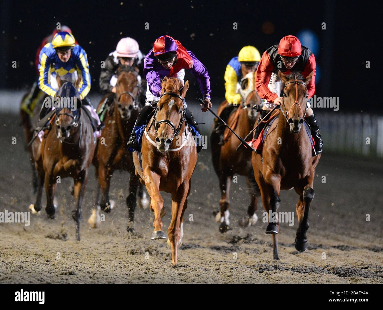 Secretinthepark, monté par Sean Levey (à gauche), remporte le Download the Free Racing plus App Nursery Handicap Stakes from Dashing David, monté par Jimmy Fortune (à droite) Banque D'Images