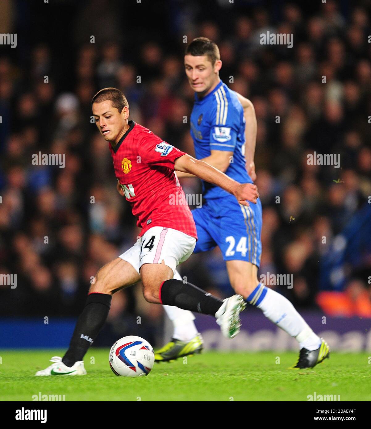 Javier Hernandez (à gauche) de Manchester United obtient le deuxième objectif de son équipe Banque D'Images