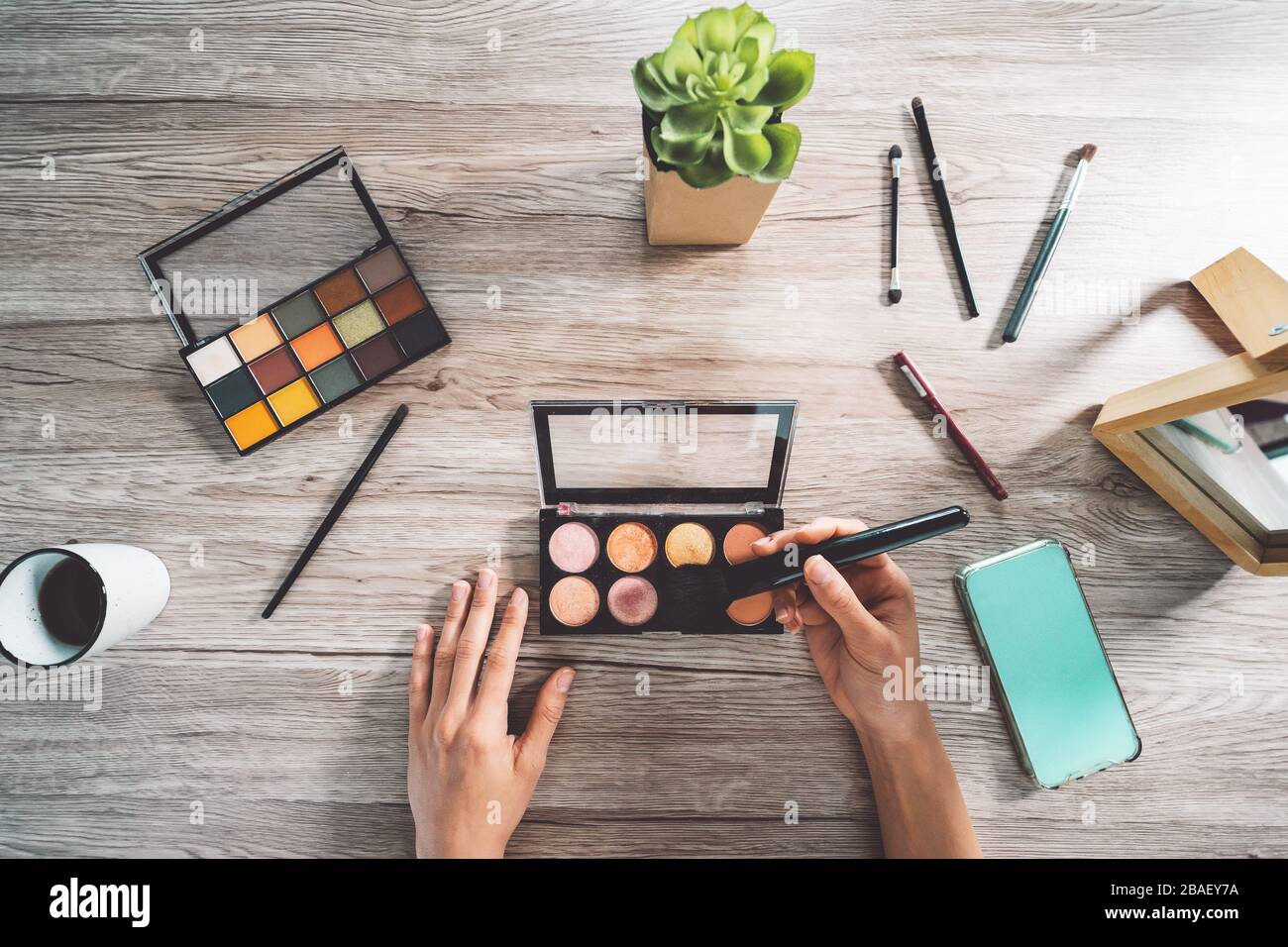 Professionnel maquillage artiste travaillant à la maison - mode beauté influenceur faire soi-même cours d'application de pinceau - conception de publicité cosmétique Banque D'Images