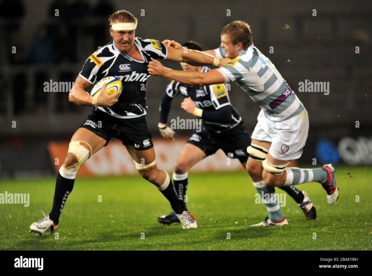 Le Sale Sharks Andy Powell est le propriétaire de Jamie Gibson, irlandais de Londres Banque D'Images
