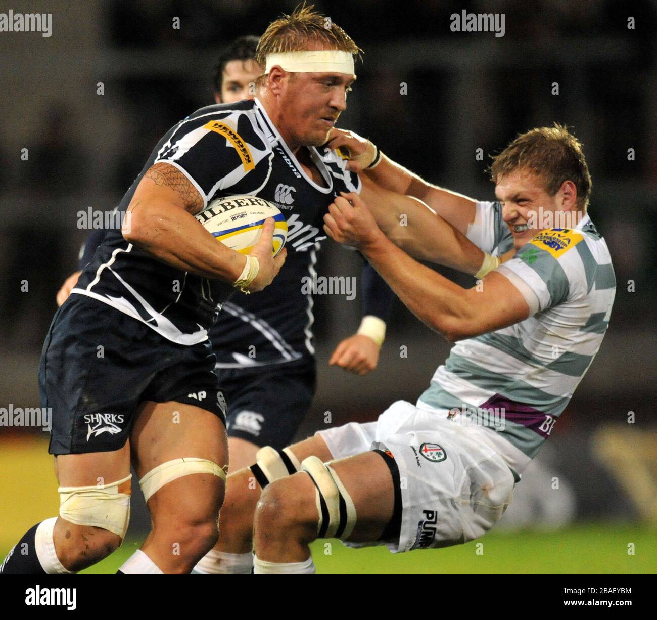 Le Sale Sharks Andy Powell est le propriétaire de Jamie Gibson, irlandais de Londres Banque D'Images