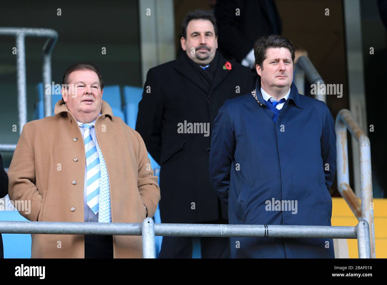 Le vice-président de Coventry City, John Clarke OBE (à gauche), et le chef de la direction, Tim Fisher (à droite) dans les tribunes Banque D'Images