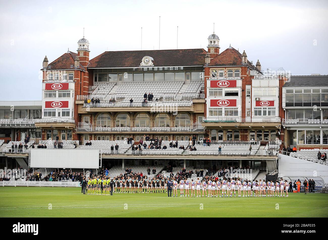 Vue générale au fur et à mesure que les équipes se alignent avant le début du match Banque D'Images