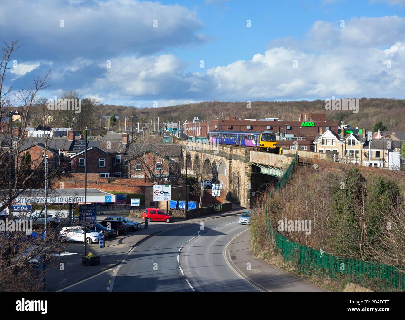 Northern Rail classe 144 pacer train 144018 traversant le viaduc dans le centre de Chapeltown (Yorkshire du Sud) Banque D'Images