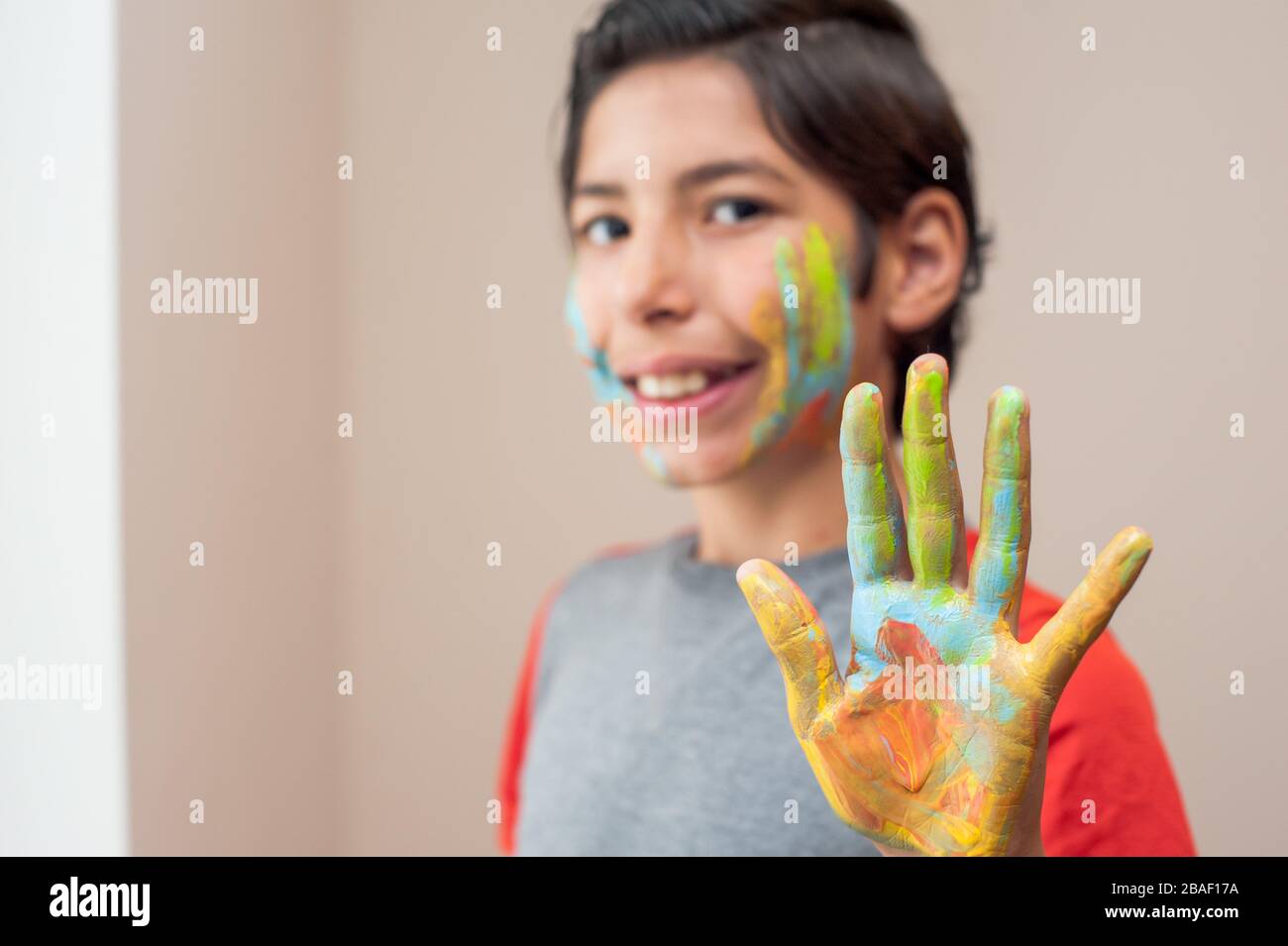 jeune garçon fait avec plaisir des arts et de l'artisanat à la maison Banque D'Images