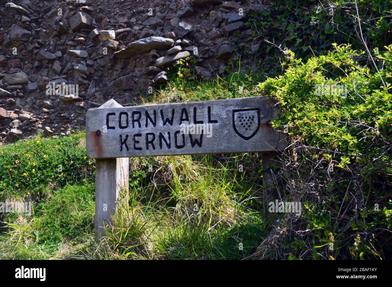 Panneau d'affichage de la frontière du comté de Wooden pour Devon/Cornwall (Kernow) près du pont à l'embouchure de Marsland sur le sentier de la côte sud-ouest, North Devon. Angleterre, Royaume-Uni. Banque D'Images