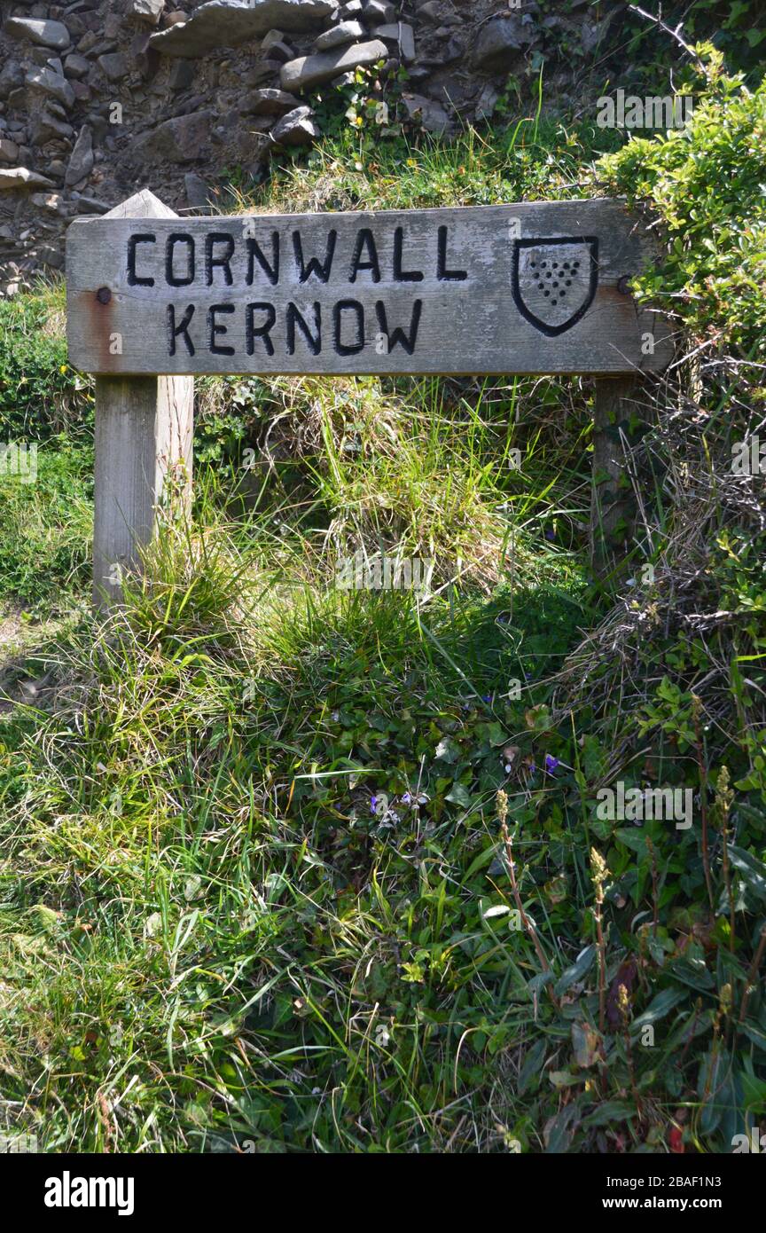 Panneau d'affichage de la frontière du comté de Wooden pour Devon/Cornwall (Kernow) près du pont à l'embouchure de Marsland sur le sentier de la côte sud-ouest, North Devon. Angleterre, Royaume-Uni. Banque D'Images