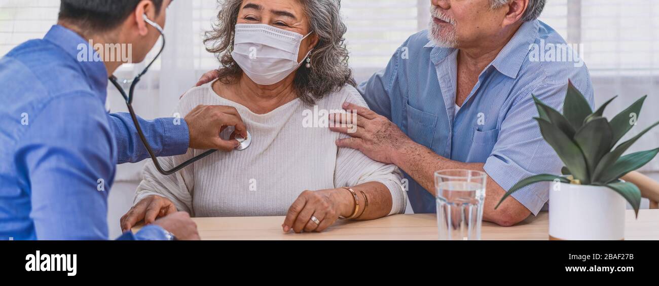 Nbner ou couverture Web du médecin utilisant stéthoscope pour auscultat Asian grand-parent patient en maison, service assurance vie à la maison, soins de santé avec long Banque D'Images