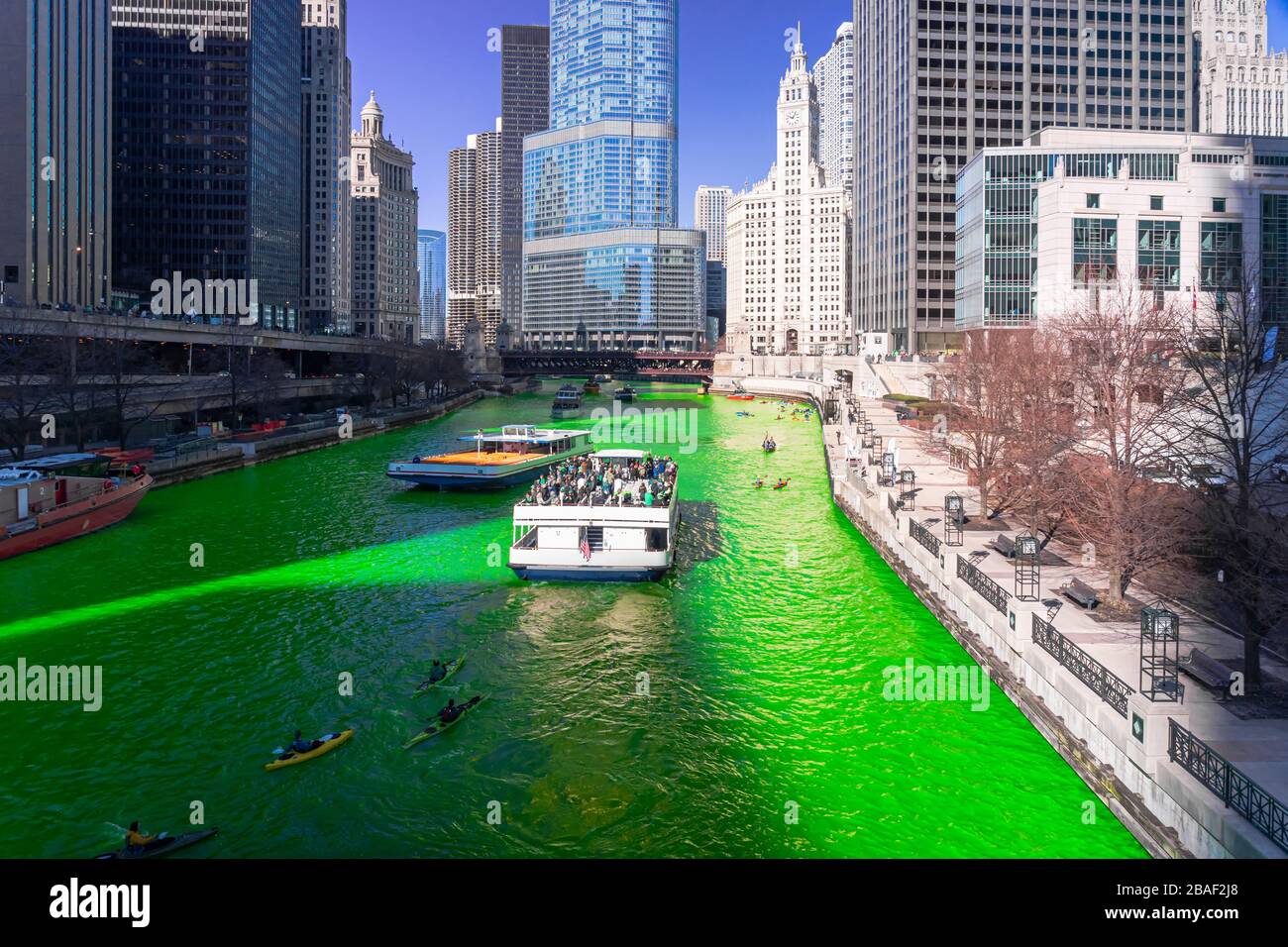 Bâtiment de Chicago et paysage urbain lors de la journée de Saint Patrick autour de la promenade de la rivière de Chicago avec une rivière de teinture de couleur verte dans le centre-ville de Chicago, illinois, États-Unis, corbeau Banque D'Images