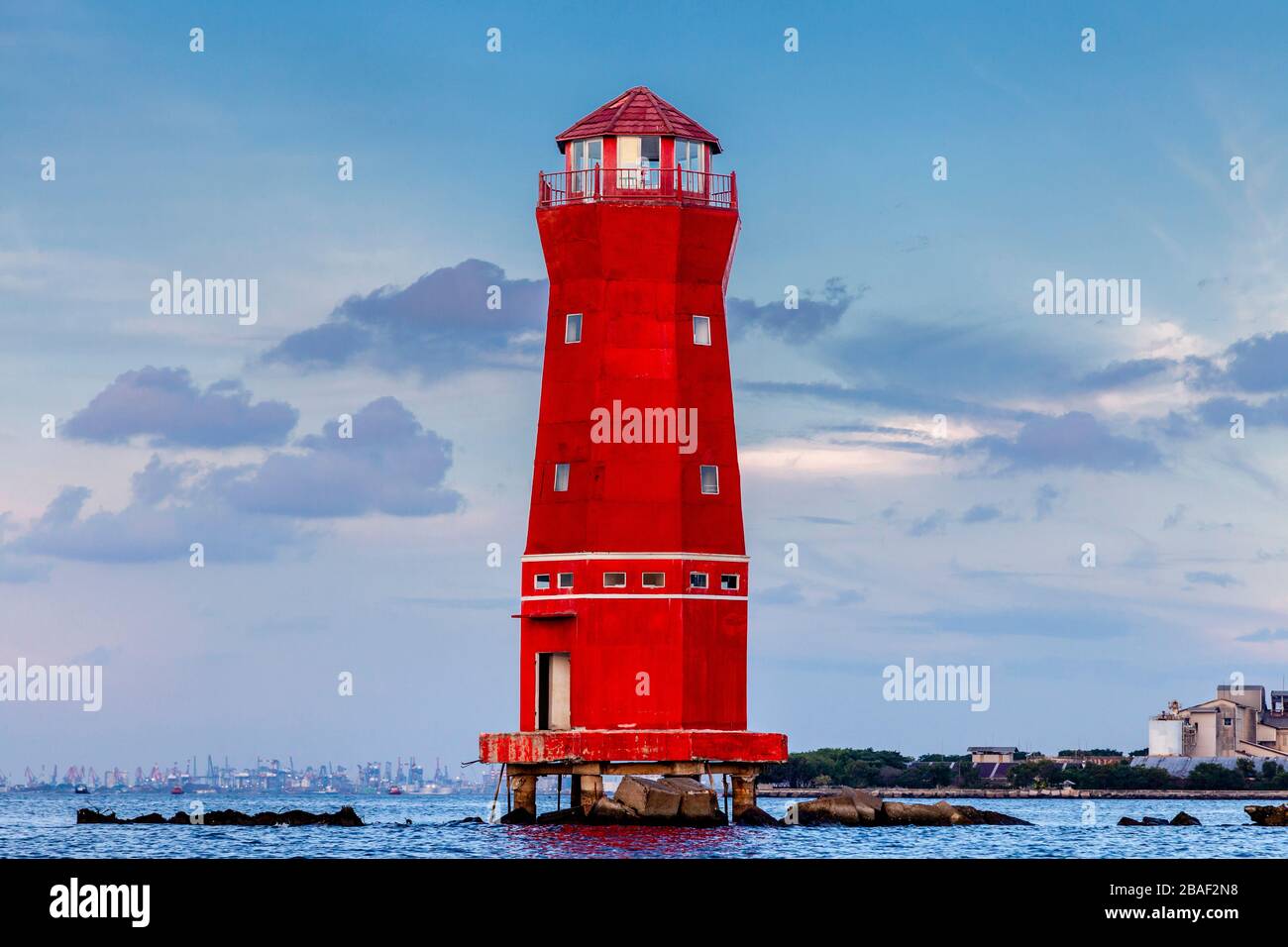Un phare coloré marque l'entrée du Sunda Kelapa (Vieux-Port), Jakarta, Indonésie. Banque D'Images