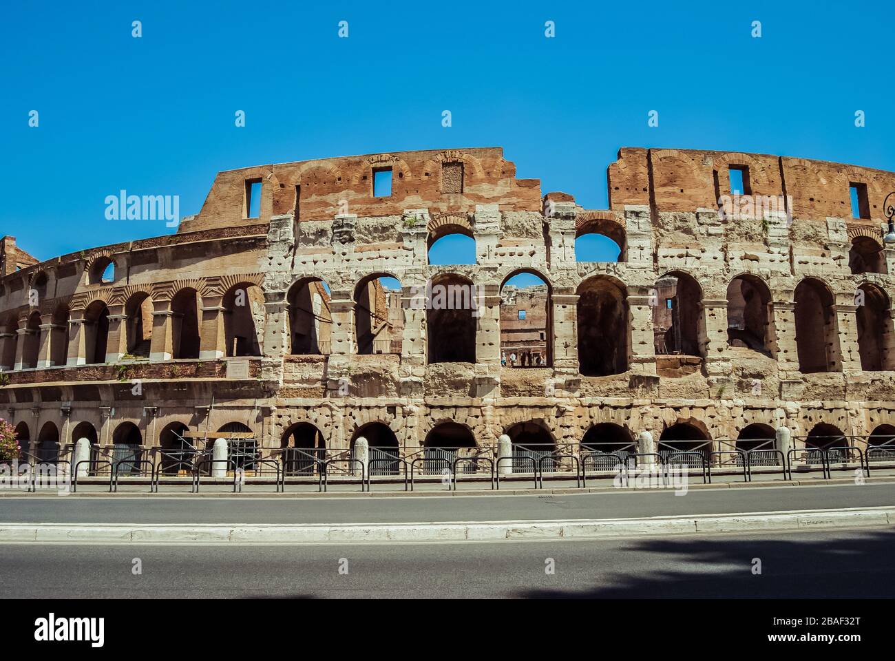 Le Colisée de l'extérieur, architecture romaine avec des pierres. Monument historique et ancien en Europe. Une journée ensoleillée avec le ciel bleu. Colisée. Banque D'Images