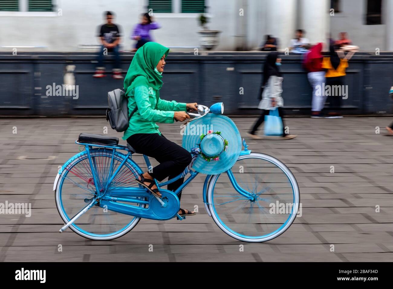 Une jeune femme indonésienne Cyclisme sur la place Tama Fatahillah, Jakarta, Indonésie. Banque D'Images