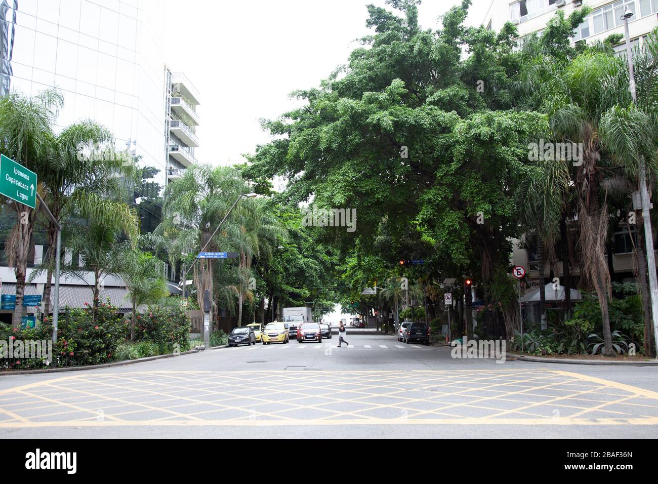 En regardant l'Avenida Afrânio de Melo Franco de l'Av. Ataulfo de Paiva à Leblon, Ipanema - Rio, Brésil Banque D'Images