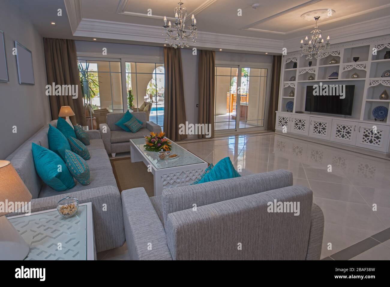 Salon salon dans villa de vacances de luxe montrer la maison montrant décoration intérieure ameublement et terrasse extérieure Banque D'Images