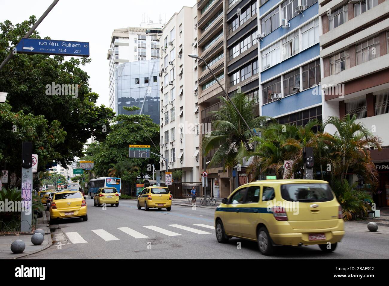 En regardant l'Av. Ataulfo de Paiva dans le quartier de Leblon, Ipanema, Rio - Brésil Banque D'Images