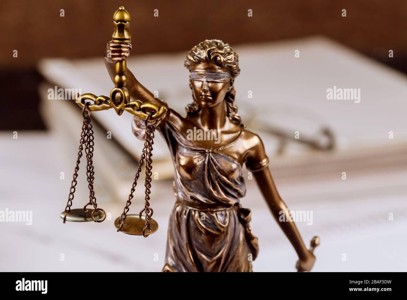 Statue justice pèse loi avocat pile de documents infinis sur le bureau de la loi Banque D'Images