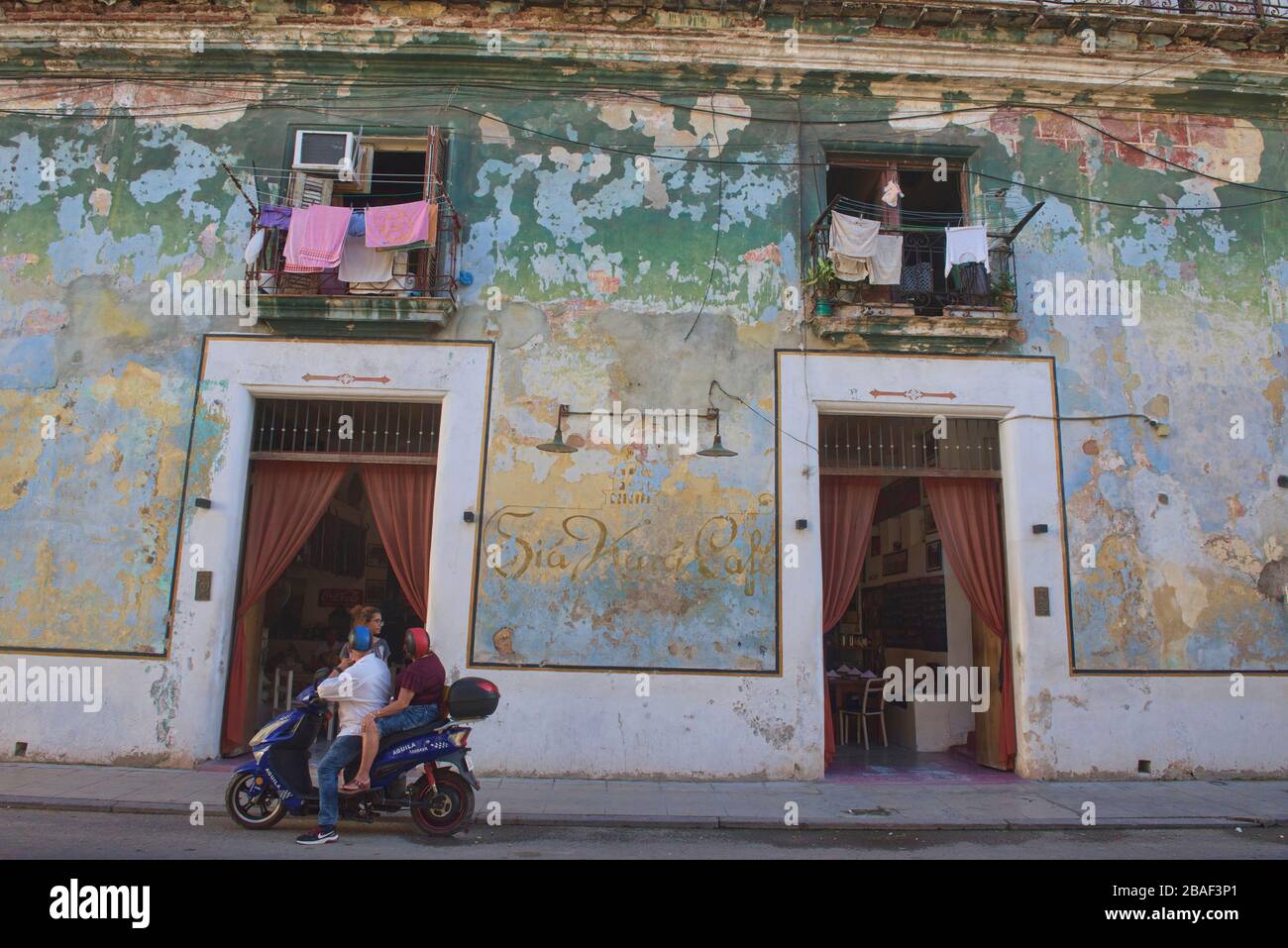 Café d'architecture en ruines à la Havane Vieja, la Havane, Cuba Banque D'Images