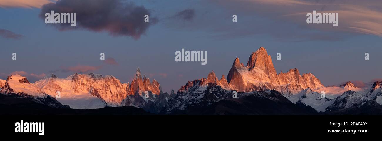Une photo panoramique du lever du soleil sur le mont Fitzroy à El Chalten, en Patagonie du Sud, en Argentine Banque D'Images