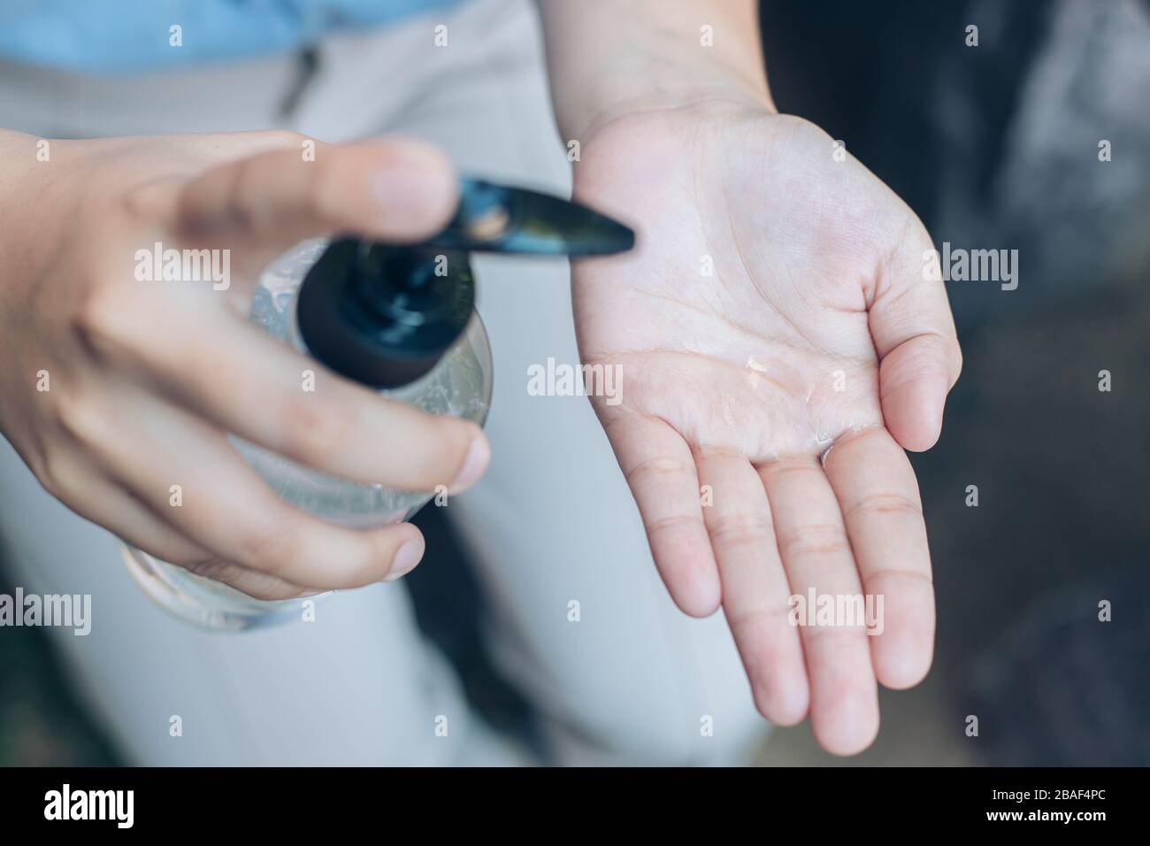 Les personnes qui nettoyent les mains à l'aide de nettoyants désinfectants pour les mains à base de gel d'alcool pour anti-bectéria et protègent contre les éclosions de virus de la maladie du Coronavirus 2019 (COVID-19). Banque D'Images