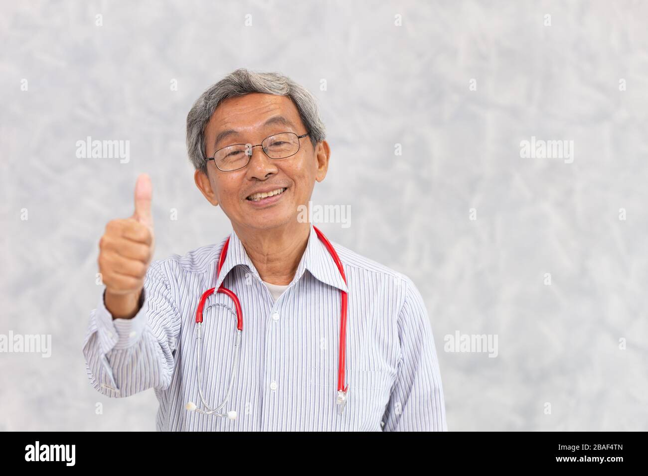 Portrait du médecin chinois sain vieil homme asiatique ancien sourire debout main Thumbs vers le haut signe avec l'espace pour le texte. Banque D'Images