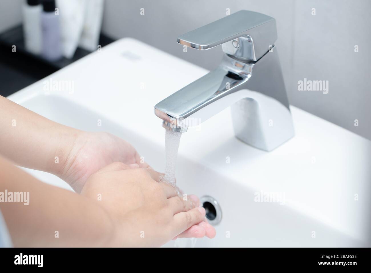 lavage des mains, nettoyage des doigts pour protéger du virus corona et bon assainissement pour une vie saine. Banque D'Images