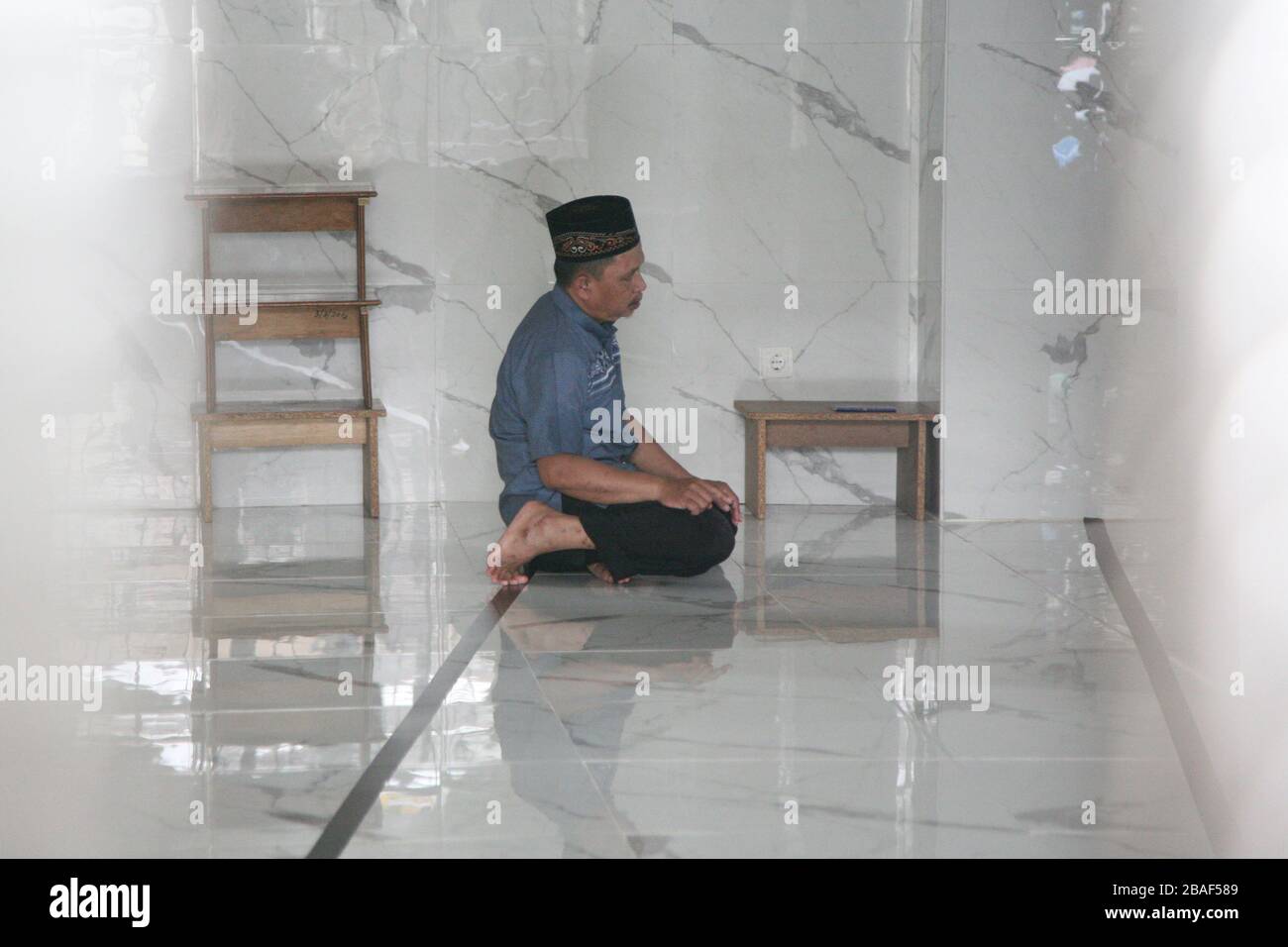 La Mosquée Al Fattah à Jatiwaringin Asri Housing Complex, Pondok Gede, Bekasi, West Java, Indonésie, élimine les activités de prière du vendredi. Le Conseil indonésien d'Ulema (MUI) a lancé un appel à tous les musulmans pour ne pas prier vendredi prières et prier cinq fois en congrégation à la mosquée. Une des mesures préventives est de remplacer les prières du vendredi par des prières de Dzuhur et peut être fait à la maison. Il vise à anticiper la transmission et le virus corona (covid-9) pour les adorateurs autour de la mosquée. (Photo de Kuncoro Widyo Rumpoko/Pacific Press) Banque D'Images